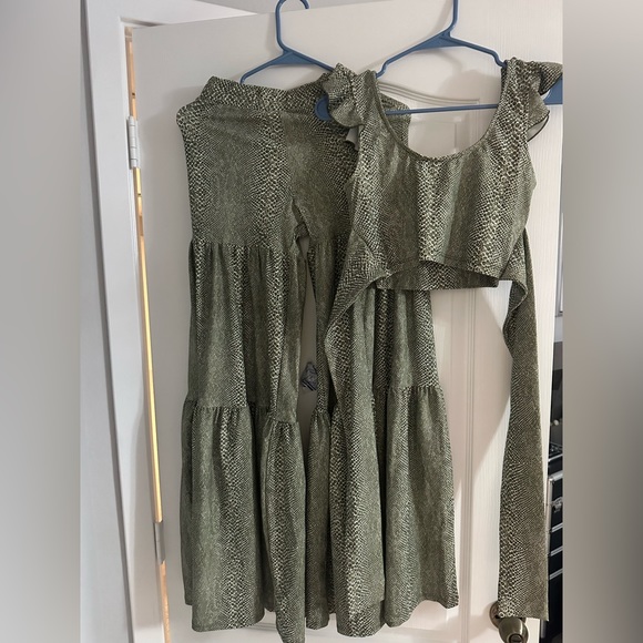 Two piece crop top and pants outfit - Picture 3 of 4